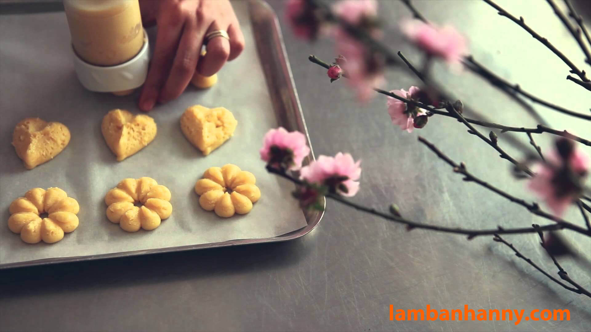 Cách làm Bánh quy bơ thơm ngon chuẩn vị Danisa, sử dụng Bộ dụng cụ Cookie Press – với 2 công thức đơn giản