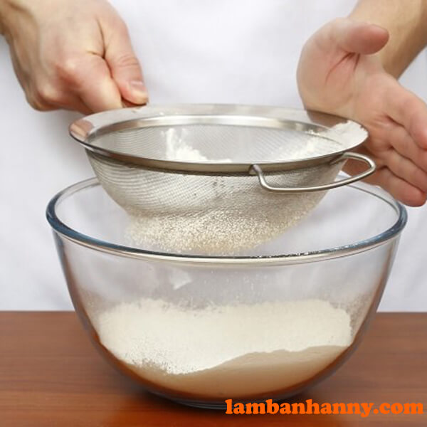 Rây bột là công đoạn không thể thiếu trong quá trình làm bánh