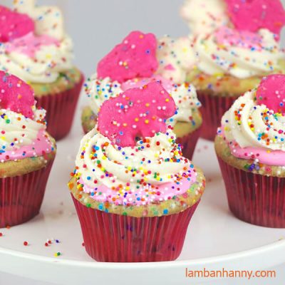 cupcake trang trí bằng bi nhiều màu