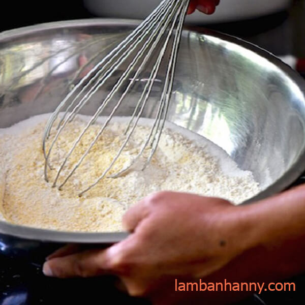 trộn nguyên liệu làm bánh bằng phới lồng