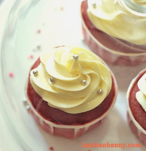 Cách làm bánh cupcake red velvet kem phô mai đầy hấp dẫn và quyến rũ 6