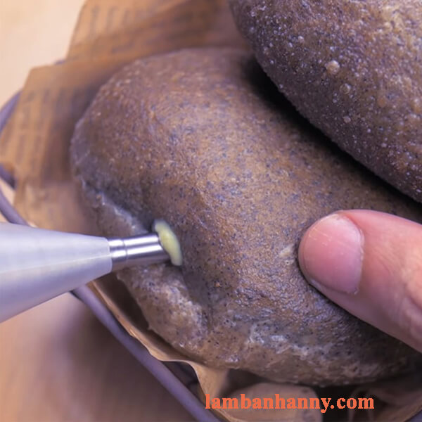 Cách làm bánh mì mè đen nhân matcha trà xanh thơm ngon đơn giản 5