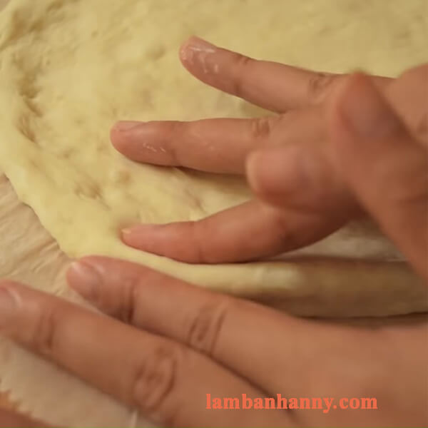 Hướng dẫn cách làm bánh pizza bắp phô mai béo thơm đơn giản 4