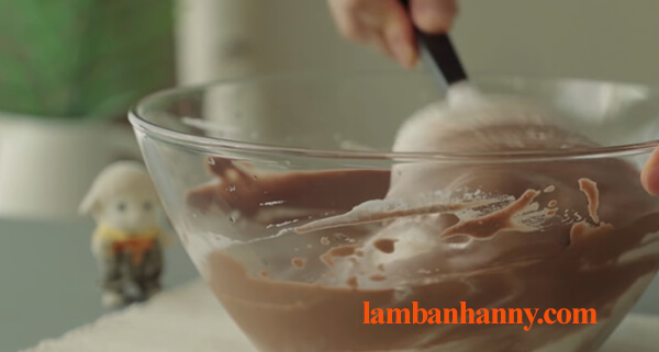 Cách làm bánh bông lan cuộn socola thơm ngon đơn giản tại nhà 6