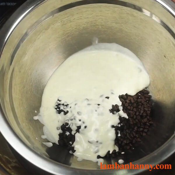 Cách thực hiện bánh lava chocolate và ngọt ngào mang đến cô bé bận rộn